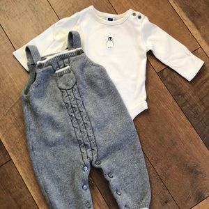 J & J 🐧 knit outfit 0-3month!